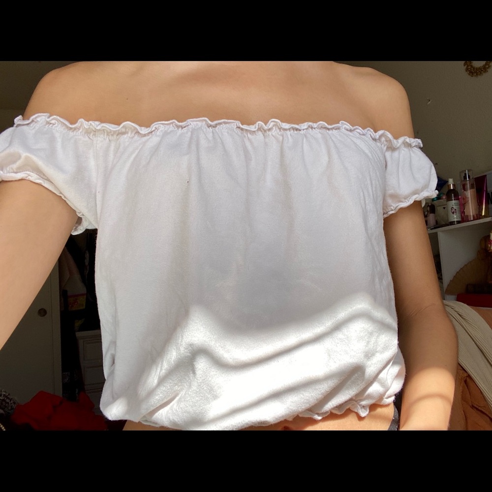 BRANDY MELVILLE OFF SHOULDER CROP TOP